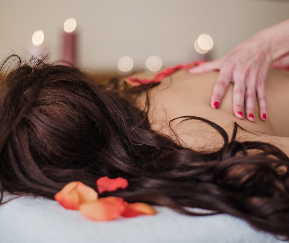 een vrouw ontvangt een kashmirische massage